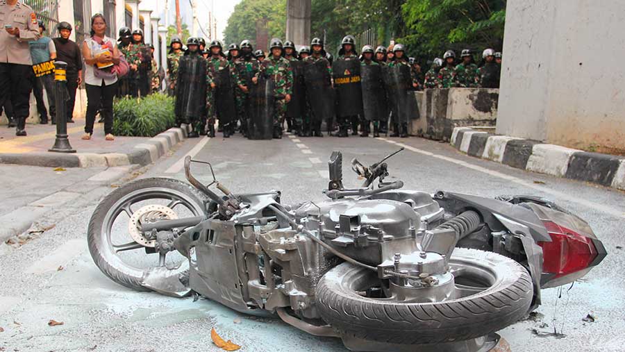 Aksi unjuk rasa di sekitar gedung DPR, Senin (25/8/2025). (Bloomberg Technoz/Andrean K)