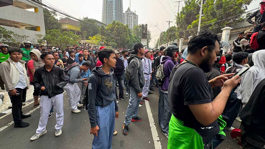 Aksi unjuk rasa di sekitar gedung DPR, Senin (25/8/2025). (Bloomberg Technoz/Andrean K)