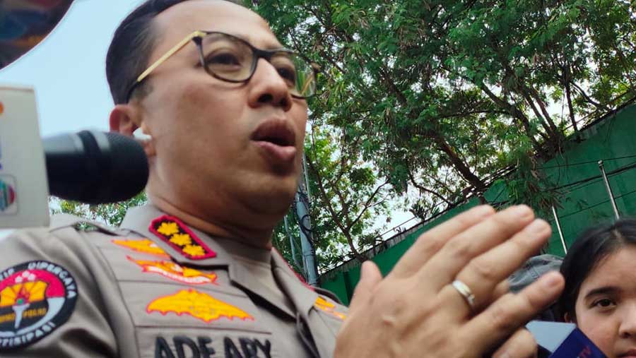 Kabid Humas Polda Metro Jaya, Kombes Ade Ary saat memberikan pernyataan Gedung DPR RI, Jakarta, Senin (25/8/2025). (Bloomberg Technoz/Farid)