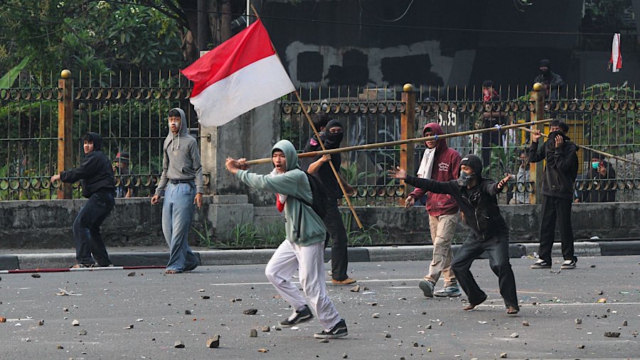 Aparat kepolisian diterjunkan sebanyak 1.250 personel yang juga dibantu anggota Brimob. (Bloomberg Technoz/Andrean Kristianto)