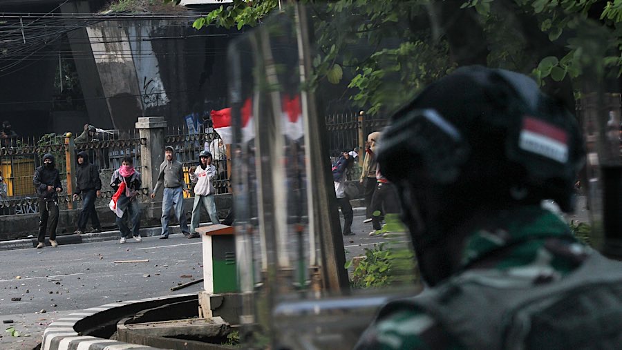 Sejumlah pasukan TNI juga ikut menghalau massa aksi. (Bloomberg Technoz/Andrean Kristianto)