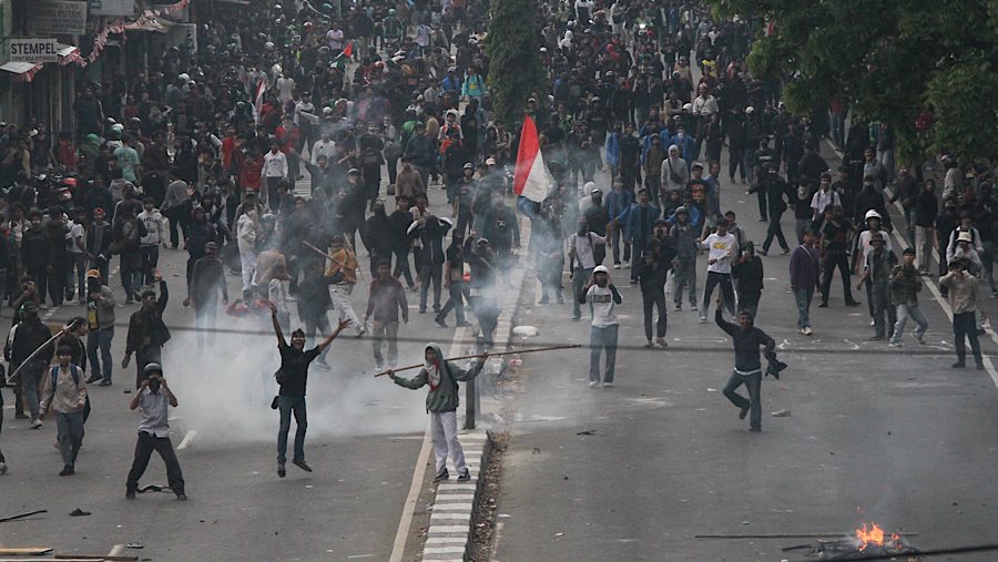 Akibat aksi tersebut lalu lintas di lokasi tidak dapat dilalui oleh warga. (Bloomberg Technoz/Andrean Kristianto)