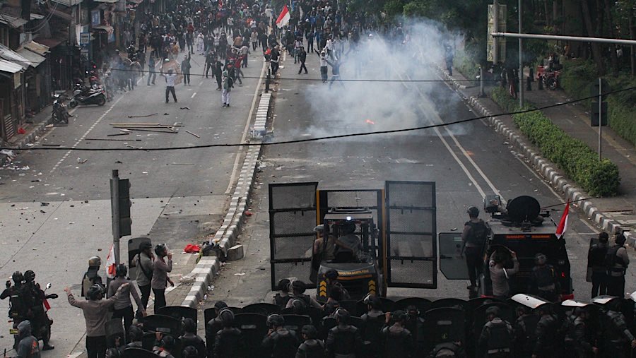 Polisi menghalau massa aksi di Pejompongan, Jakarta, Senin (25/8/2025). (Bloomberg Technoz/Andrean Kristianto)