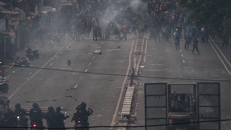 Polisi terus memukul mundur massa hingga ke arah Bendungan Hilir (Benhil). (Bloomberg Technoz/Andrean Kristianto)