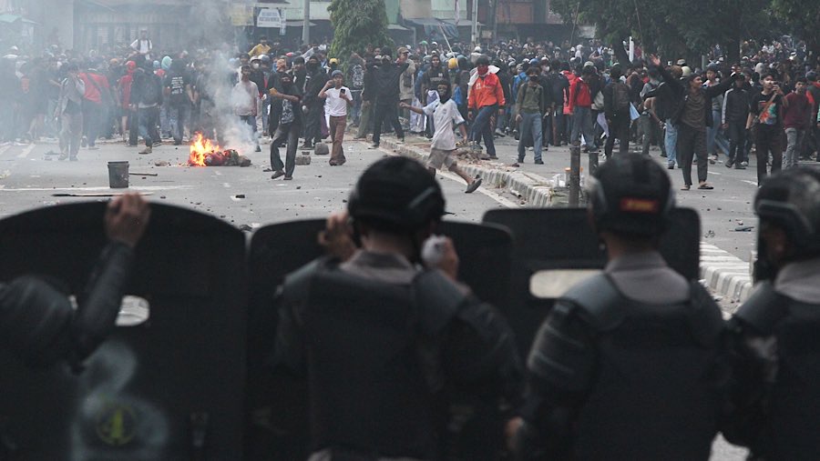 Aksi saling serang berlangsung lama, bahkan hingga malam hari. (Bloomberg Technoz/Andrean Kristianto)