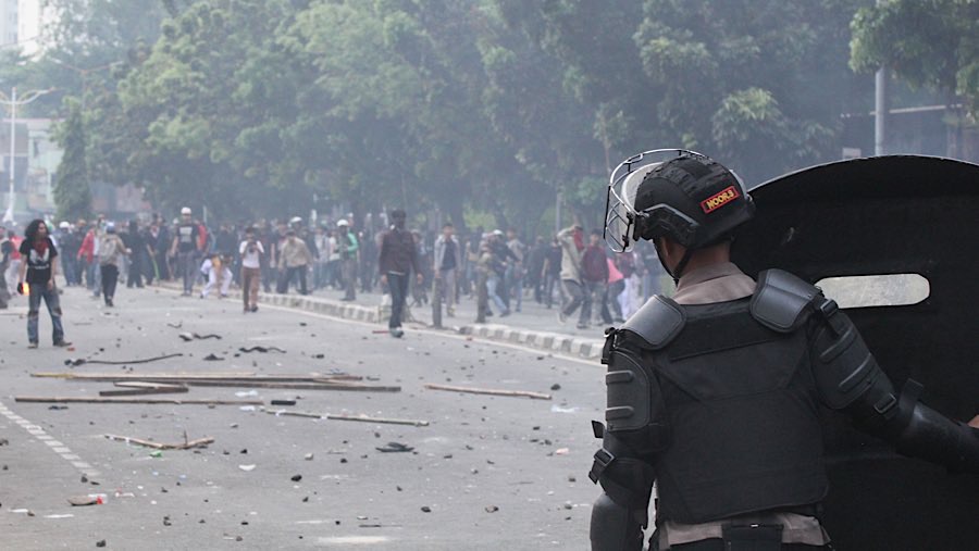 Polisi terus memukul mundur massa aksi hingga kawasan Pejompongan. (Bloomberg Technoz/Andrean Kristianto)