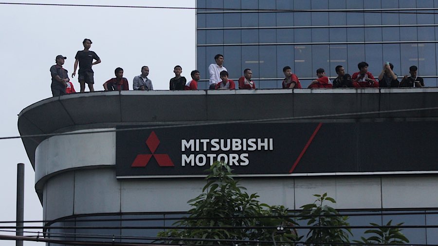 Bentrokan tersebut menjadi tontonan warga di sekitar lokasi. (Bloomberg Technoz/Andrean Kristianto)