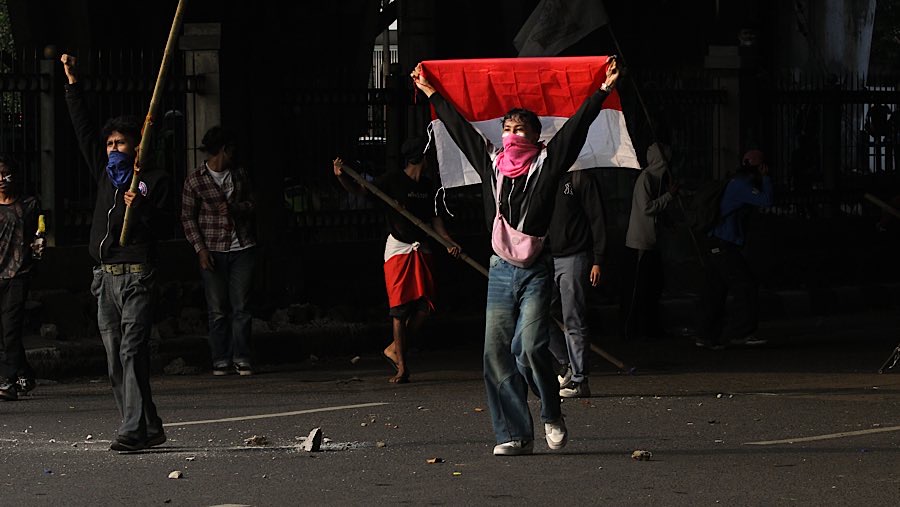 Beberapa pelajar masih mengenakan seragam sekolah saat terjsdinya bentrokan tersebut. (Bloomberg Technoz/Andrean Kristianto)