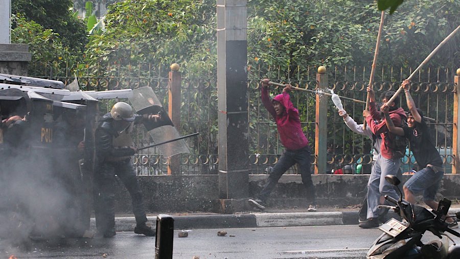 Massa aksi juga memukul aparat kepolisian dengan menggunakan bambu.. (Bloomberg Technoz/Andrean Kristianto)