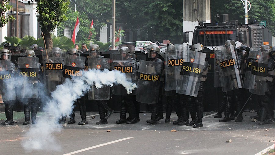 Selain menyemprotkan air, polisi juga menembakan gas air mata ke arah massa aksi. (Bloomberg Technoz/Andrean Kristianto)