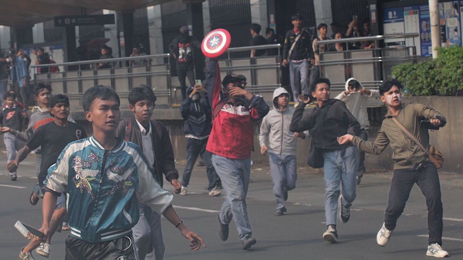 Demo 25 Agustus, Polisi dan Pelajar STM Bentrok di Pejompongan - Foto