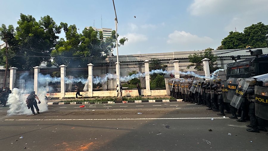 Pelajar melempari batu ke arah aparat kepolisian di Pejompongan, Jakarta, Senin (25/8/2025). (Bloomberg Technoz/Andrean Kristianto)