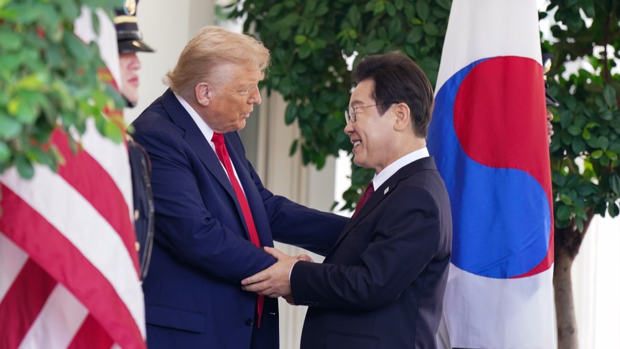 Presiden AS Donald Trump, kiri, menyapa Lee Jae Myung, presiden Korea Selatan di Gedung Putih. (Sumber: Bloomberg)