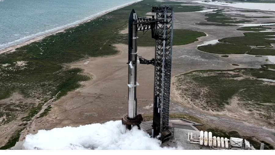 Situasi persiapan uji coba roket Starship milik SpaceX Elon Musk Senin (25/8/2025), namun tertunda akibat terkendala cuaca. (dok: SpaceX)