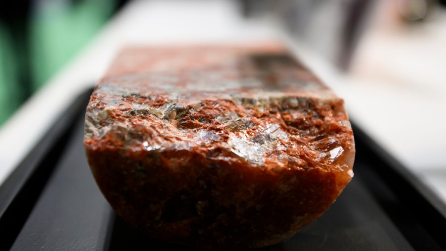 Sampel potash atau kalium./Bloomberg-Christopher Katsarov Luna