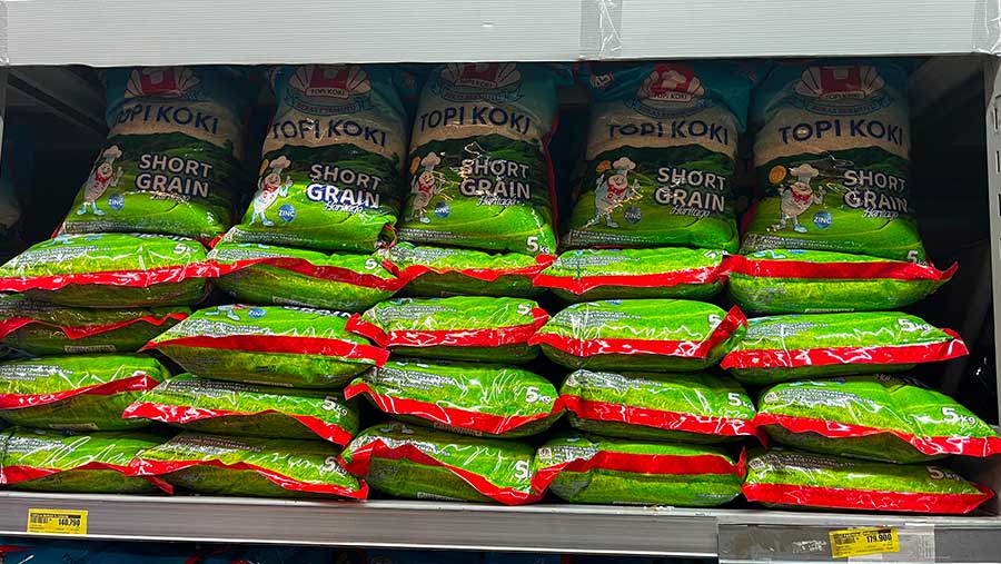 Harga beras premium merek Topi Koki yang naik hampir 100% menjadi Rp140.790/5kg di Superindo Pancoran (26/8/2025). (Fikri/Bloomberg Technoz)