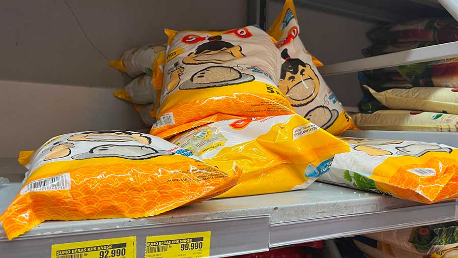 Harga beras premium merek Topi Koki yang naik hampir 100% menjadi Rp140.790/5kg di Superindo Pancoran (26/8/2025). (Fikri/Bloomberg Technoz)