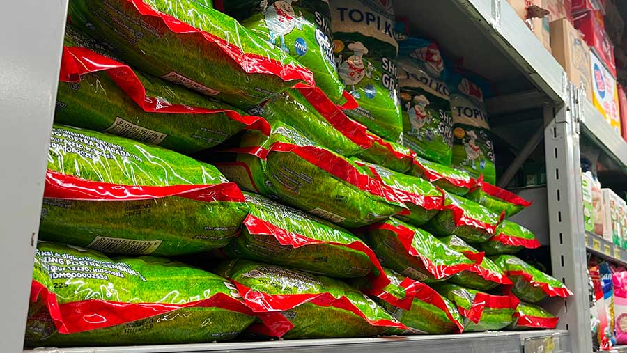 Harga beras premium merek Topi Koki yang naik hampir 100% menjadi Rp140.790/5kg di Superindo Pancoran (26/8/2025). (Fikri/Bloomberg Technoz)