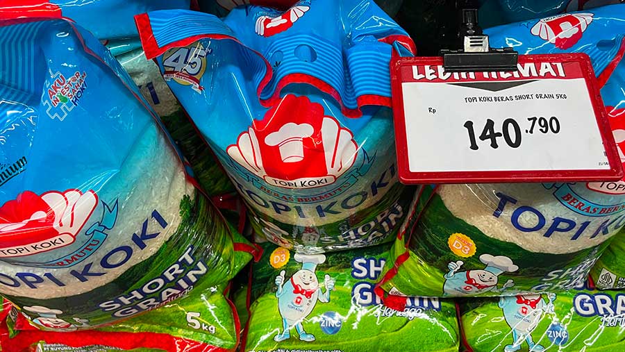 Harga beras premium merek Topi Koki yang naik hampir 100% menjadi Rp140.790/5kg di Superindo Pancoran (26/8/2025). (Fikri/Bloomberg Technoz)