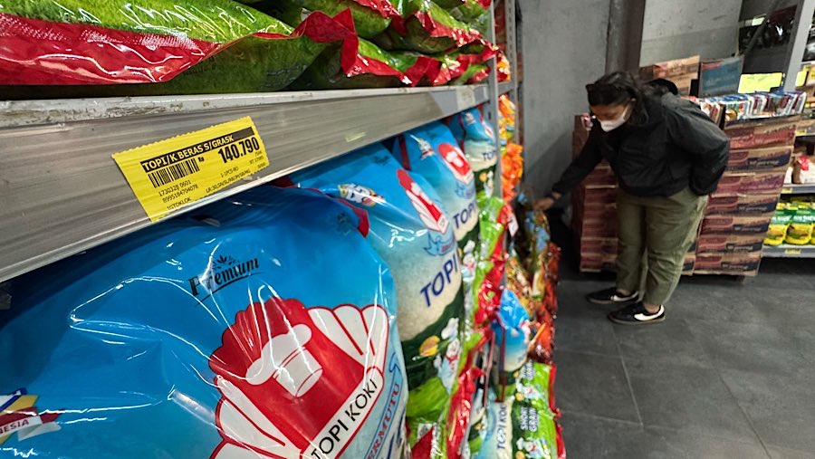 Calon pembeli melihat beras premium kemasan di salah satu ritel di Jakarta, Selasa (26/8/2025). (Bloomberg Technoz/Andrean Kristianto)