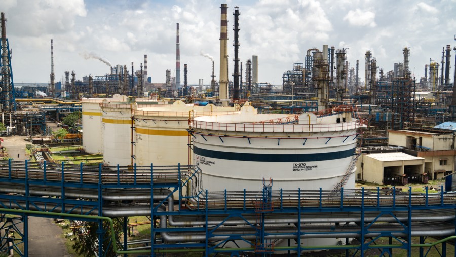 Tangki penyimpanan di kilang minyak Hindustan Petroleum Corp. di Mumbai. Fotografer: Abeer Khan/Bloomberg