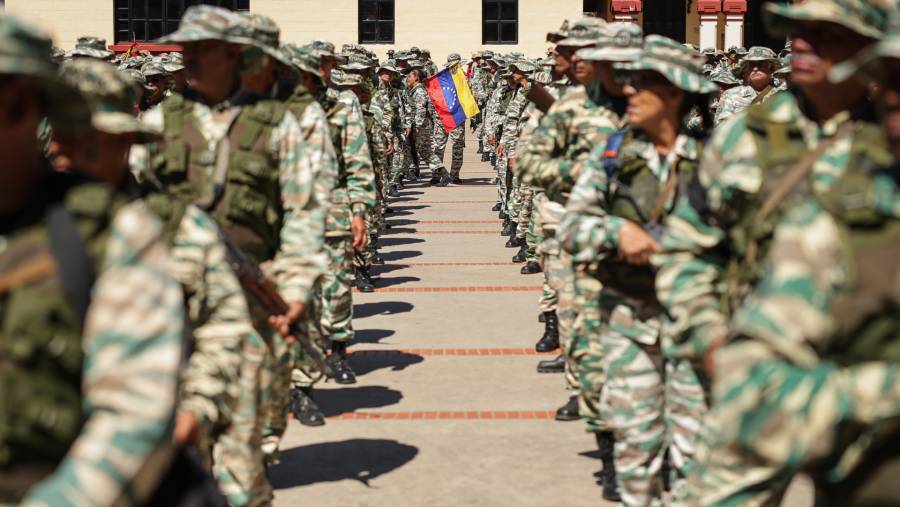 Pasukan militer Venezuela bersiap berbaris di Caracas. (Jesus Vargas/Getty Images Amerika Selatan via Bloomberg)