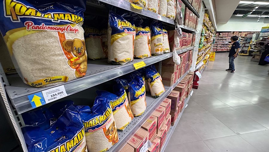 Tak cuma naik tajam, di ritel modern lainnya beras premium juga dibatasi. (Bloomberg Technoz/Andrean Kristianto)