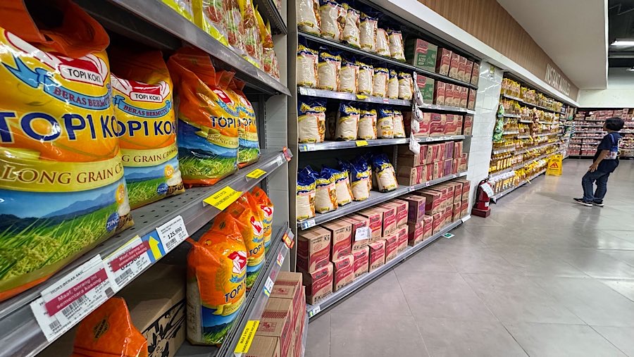 Calon pembeli melihat beras premium kemasandi salah satu ritel di Jakarta Selatan, Selasa (26/8/2025). (Bloomberg Technoz/Andrean Kristianto)