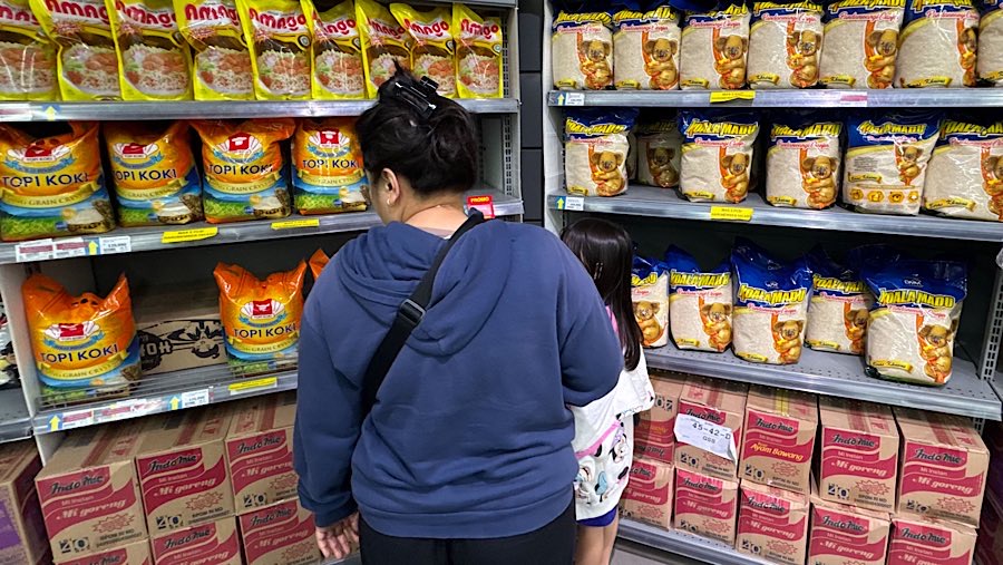 Calon pembeli melihat beras premium kemasandi salah satu ritel di Jakarta Selatan, Selasa (26/8/2025). (Bloomberg Technoz/Andrean Kristianto)