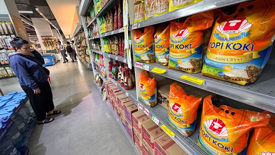 Calon pembeli melihat beras premium kemasandi salah satu ritel di Jakarta Selatan, Selasa (26/8/2025). (Bloomberg Technoz/Andrean Kristianto)