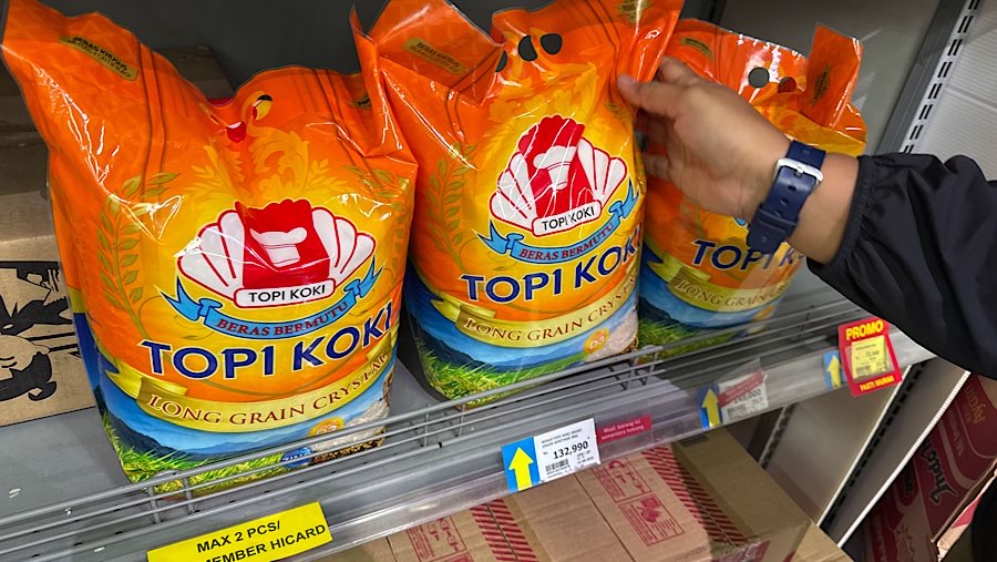 Calon pembeli melihat beras premium kemasandi salah satu ritel di Jakarta Selatan, Selasa (26/8/2025). (Bloomberg Technoz/Andrean Kristianto)