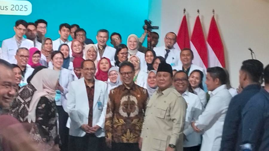 Prabowo meresmikan Gedung Layanan Terpadu & Institut Neurosains RS PON Mahar Mardjono, Selasa (26/8/2025). (Dinda Decembria/Bloomberg Technoz)