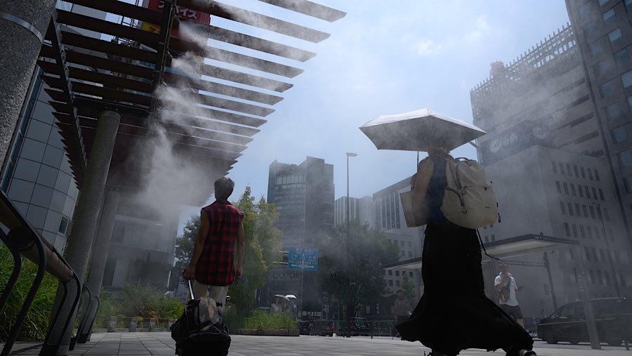 Panas yang terus-menerus ini berpotensi meningkatkan permintaan listrik. (Akio Kon/Bloomberg)