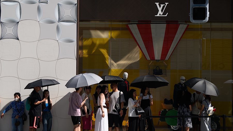 Banyak kota mengalami suhu jauh di atas rata-rata dalam dua bulan terakhir. (Akio Kon/Bloomberg)