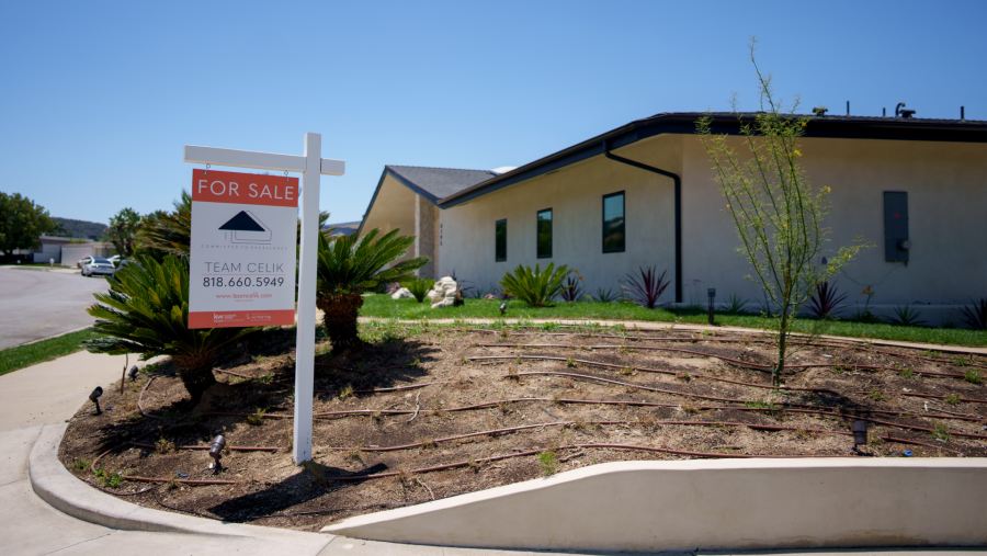 Papan nama rumah dijual di Los Angeles. (Eric Thayer/Bloomberg)