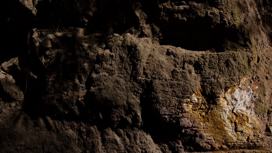 Dinding batu tempat sampel diambil pada proyek eksplorasi tanah jarang Meteoric Resources di Caldas Novas, Brasil./Bloomberg-Victor Moriyama