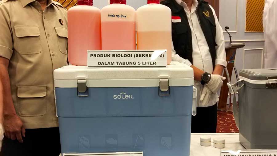 Barang bukti stem cell ilegal di pertunjukkan di kantor BPOM, Jakarta Pusat, Rabu (27/08). (Bloomberg Technoz/Dinda Decembria)