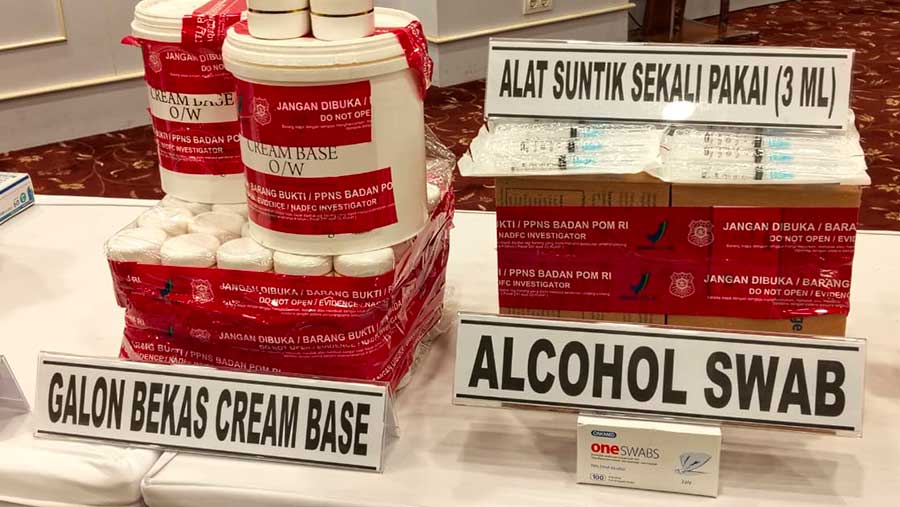 Barang bukti stem cell ilegal di pertunjukkan di kantor BPOM, Jakarta Pusat, Rabu (27/08). (Bloomberg Technoz/Dinda Decembria)