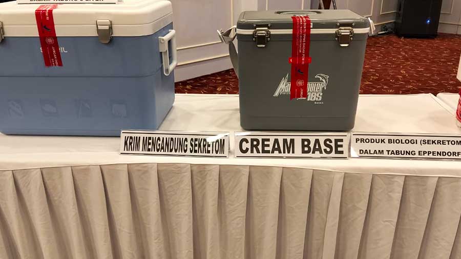 Barang bukti stem cell ilegal di pertunjukkan di kantor BPOM, Jakarta Pusat, Rabu (27/08). (Bloomberg Technoz/Dinda Decembria)