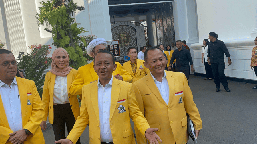 Menteri ESDM Bahlil Lahadalia ditemui di kompleks Istana Kepresidenan, Rabu (27/8/2025)./Bloomberg Technoz-Azura Yumna Ramadani Purnama
