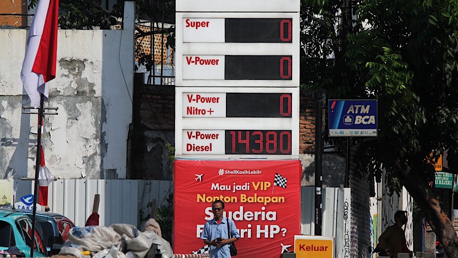 Warga berjalan dengan latar papan SPBU Shell di Jln. DR. Satrio, Jakarta, Rabu (27/8/2025). (Bloomberg Technoz/Andrean Kristianto)