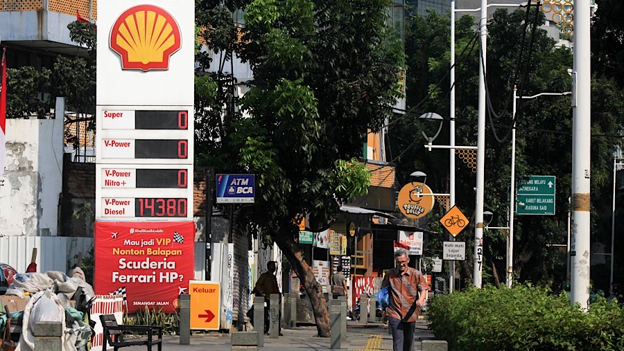 Warga berjalan dengan latar papan SPBU Shell di Jln. DR. Satrio, Jakarta, Rabu (27/8/2025). (Bloomberg Technoz/Andrean Kristianto)