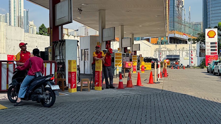 Petugas menginformasikan stok BBM di SPBU Shell, Jln. DR. Satrio, Jakarta, Rabu (27/8/2025). (Bloomberg Technoz/Andrean Kristianto)