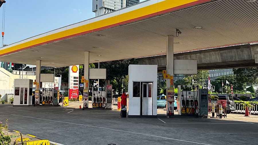 Akibat stok BBM yang kosong, suasana SPBU terpantau sepi. (Bloomberg Technoz/Andrean Kristianto)