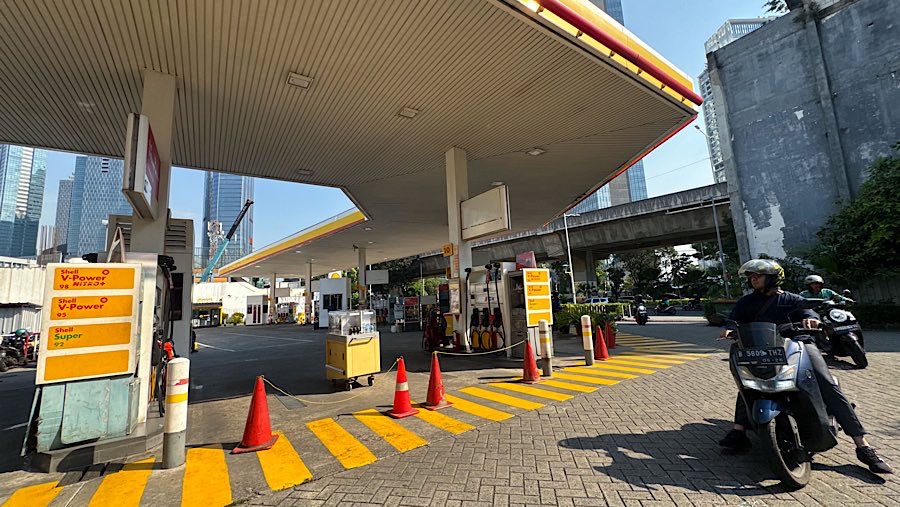 Pengendra kendaraan bermotor yang akan mengisi BBM terlihat kecewa karena tidak tersedianya BBM. (Bloomberg Technoz/Andrean Kristianto)