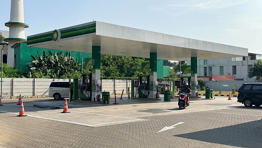 Pengendara di dalam SPBU BP-AKR di jalan Perdatam Pancoran, Jakarta, Rabu (27/8/2025). (Bloomberg Technoz/Andrean Kristianto)