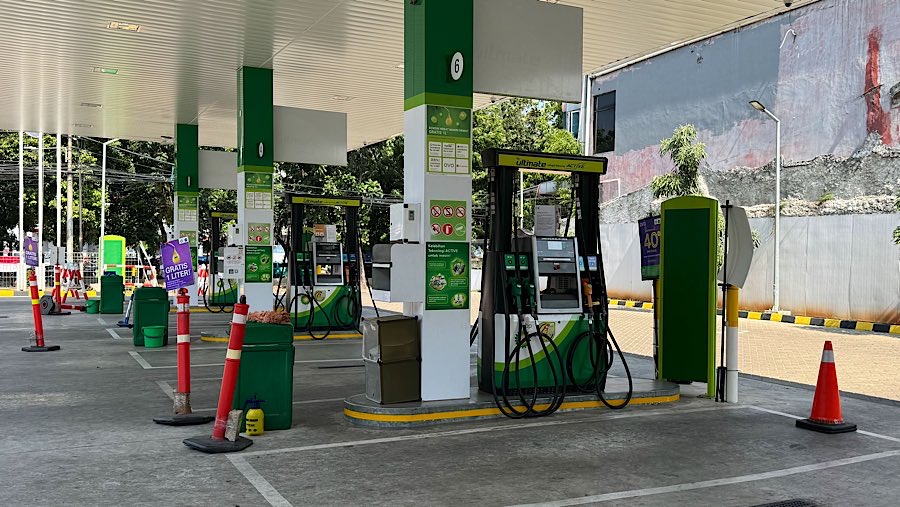 Suasana sepi di SPBU BP-AKR di jalan Minangkabau Barat, Jakarta, Rabu (27/8/2025). (Bloomberg Technoz/Andrean Kristianto)