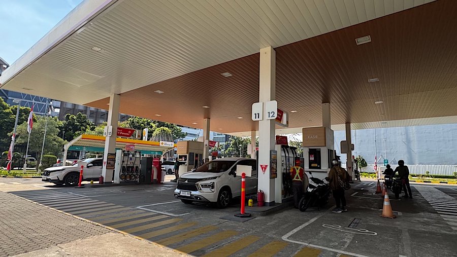 Pelanggan SPBU Shell hanya dapat melakukan pembelian V-Power Nitro + dan V-Power Diesel. (Bloomberg Technoz/Andrean Kristianto)