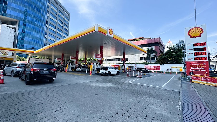 Pengendara mengisi BBM di SPBU Shell jalan Gatot Subroto, Jakarta, Rabu (27/8/2025). (Bloomberg Technoz/Andrean Kristianto)