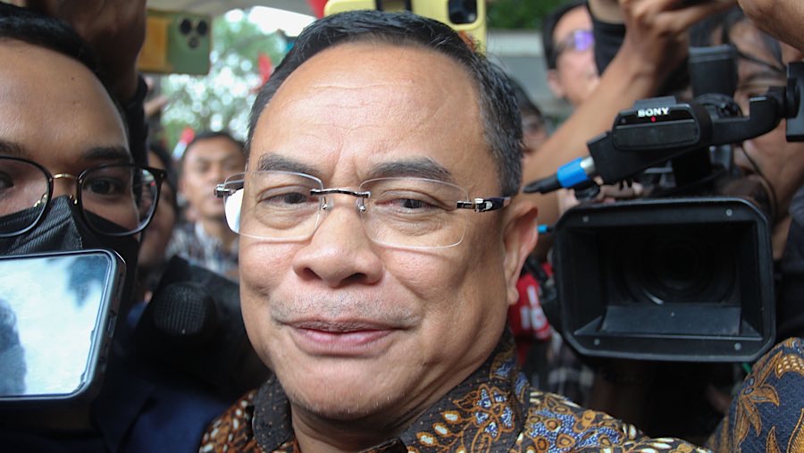 Bupati Pati Sudewo usai pemeriksaan terkait dugaan korupsi proyek kereta api di Gedung KPK, Rabu (27/8/2025). (Bloomberg Technoz/Andrean Kristianto)